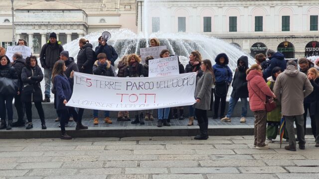 Aumento tariffe treni 5 Terre a Genova: presidio sotto la Regione