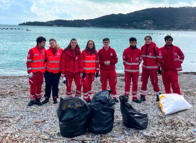 Volontari Croce Rossa ripuliscono le spiagge di Portovenere dai rifiuti Volontari Croce Rossa ripuliscono le spiagge di Portovenere dai rifiuti
