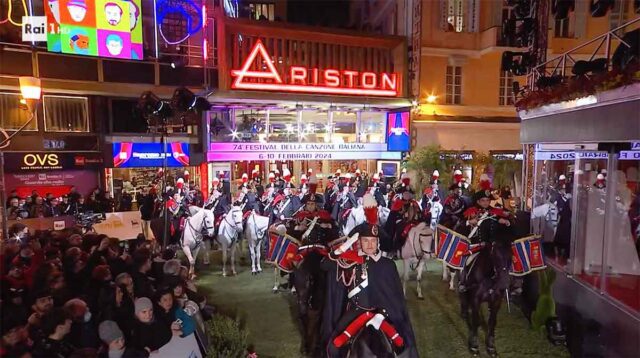 Sanremo 2024 al via con al banda dei carabinieri Sanremo 2024 al via con al banda dei carabinieri
