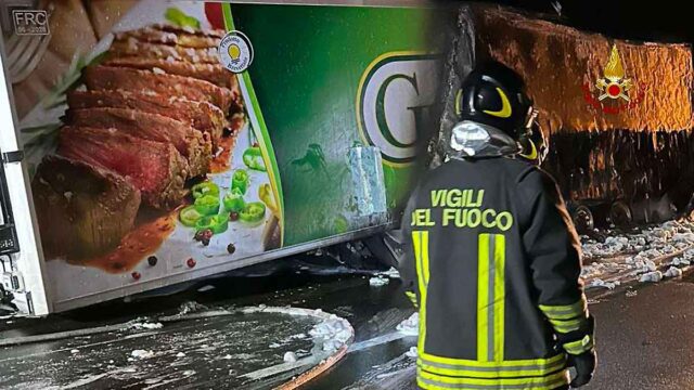 A fuoco rimorchio sulla A7 nella notte, fiamme spente dai VVF A fuoco rimorchio sulla A7 nella notte, fiamme spente dai VVF