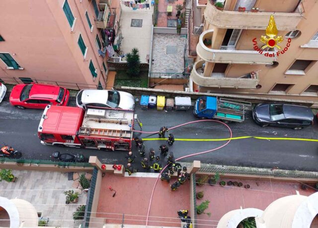 Sampierdarena, a fuoco appartamento: VVF salvano due persone Sampierdarena, a fuoco appartamento: VVF salvano due persone