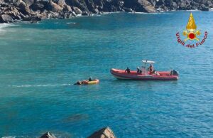 Riomaggiore, turista colta da malore, i VVF arrivano dal mare Riomaggiore, turista colta da malore, i VVF arrivano dal mare