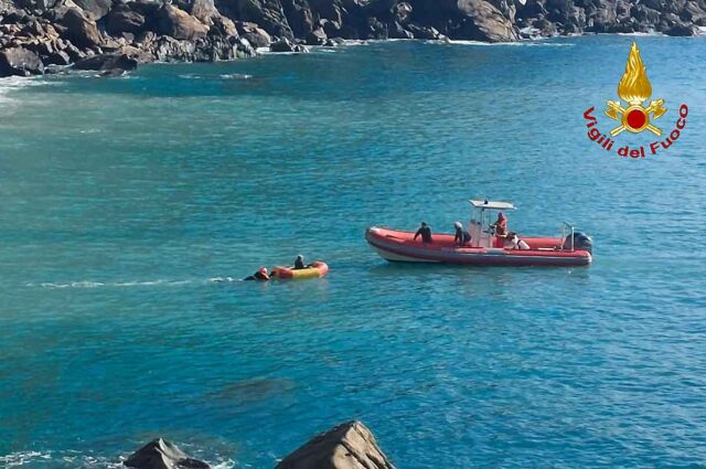Riomaggiore, turista colta da malore, i VVF arrivano dal mare Riomaggiore, turista colta da malore, i VVF arrivano dal mare