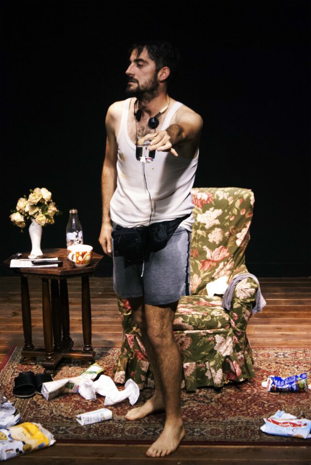 “Tutto a suo nome”: al Sipario Strappato uno spettacolo tragicomico su lavoro e società “Tutto a suo nome”: al Sipario Strappato uno spettacolo tragicomico su lavoro e società