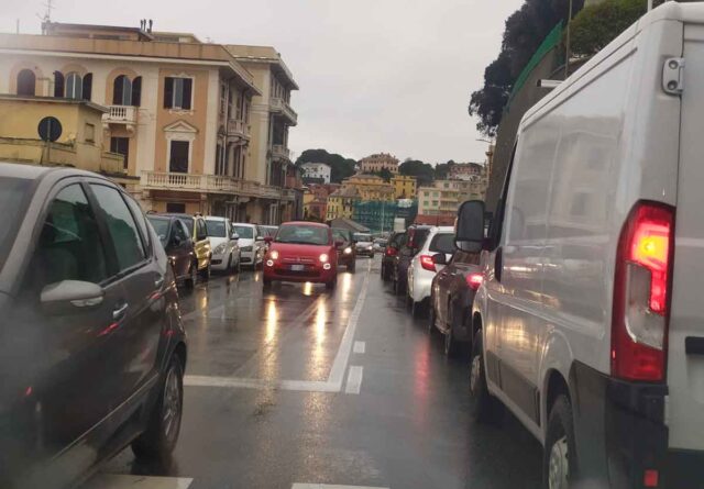 La pioggia blocca Genova: allagamenti e lunghe code di auto