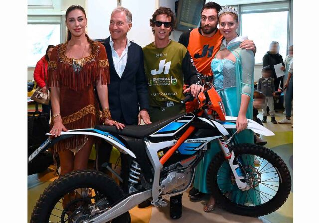 Belen Rodriguez come Pocahontas visita i bimbi del Gaslini Belen Rodriguez come Pocahontas visita i bimbi del Gaslini