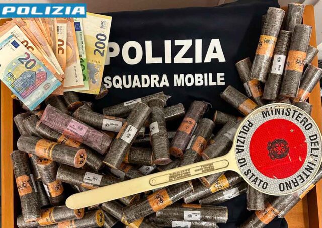 Insospettabili trovati in casa con 10 kg di hashish Insospettabili trovati in casa con 10 kg di hashish