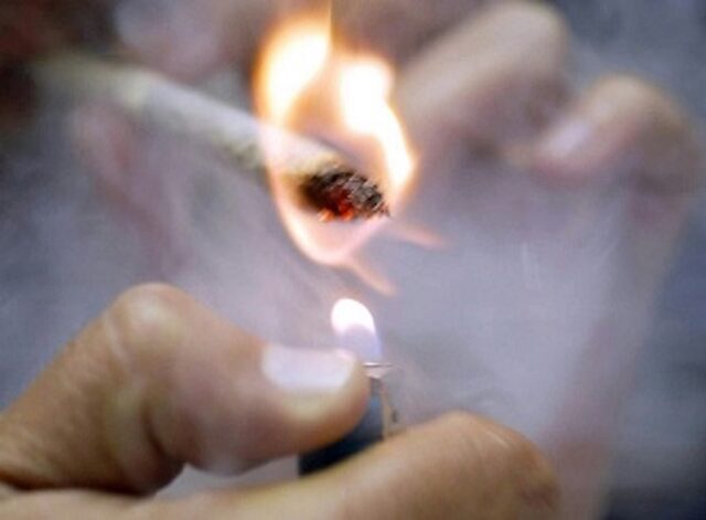 In giro in macchina con l’hashish: 34enne denunciato