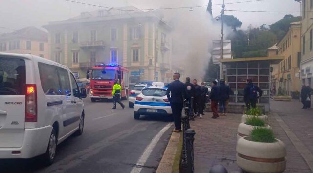 A fuoco auto a Sestri Ponente in piazza Poch A fuoco auto a Sestri Ponente in piazza Poch