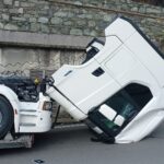 Lituano ubriaco alla guida di un tir danneggia due motrici trasportate