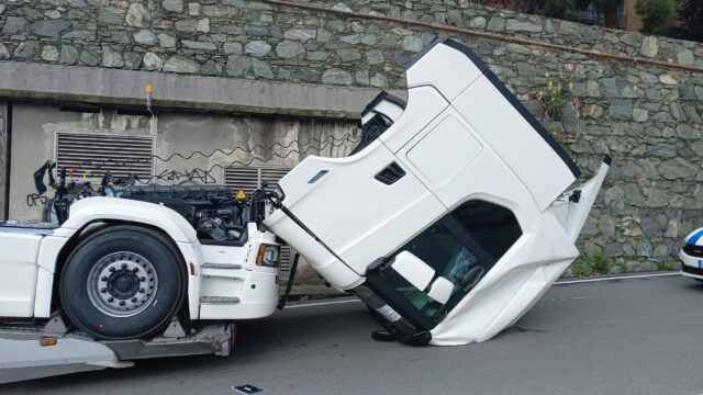 Lituano ubriaco alla guida di un tir danneggia due motrici trasportate