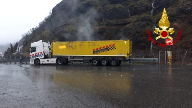 A26, emette vapori di ammoniaca dal rimorchio: l'intervento dei VVF