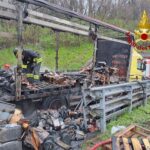 Camion in fiamme in A7 in zona di cantiere: fiamme spente dai VVF