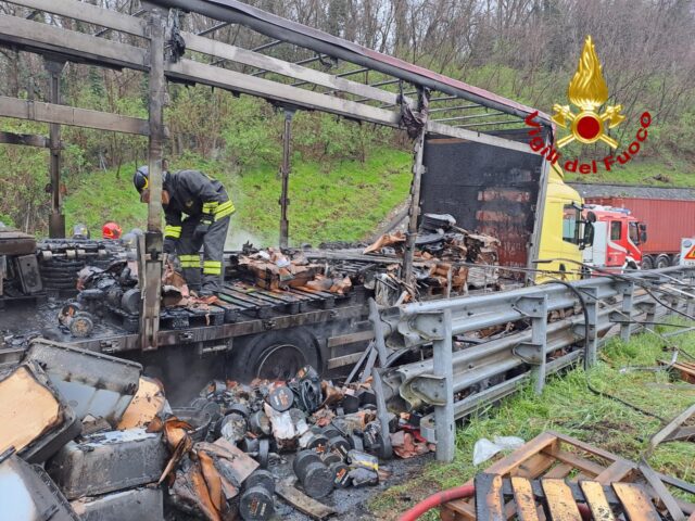 Camion in fiamme in A7 in zona di cantiere: fiamme spente dai VVF