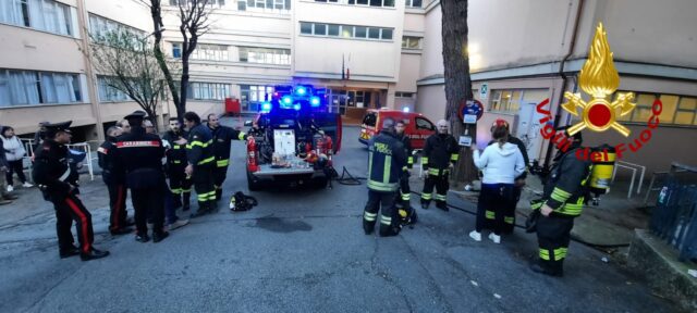 Incendio alla Montale, scuola evacuata e fiamme spente Incendio alla Montale, scuola evacuata e fiamme spente