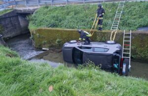 Sarzana, incidente in viale XXV Aprile: auto su un fianco Sarzana, incidente in viale XXV Aprile: auto su un fianco
