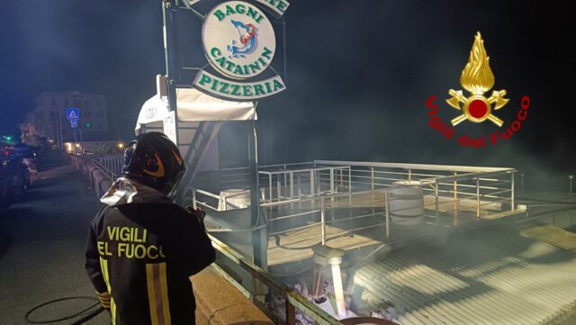 Incendio cucina bagni Catainin a Genova, fiamme spente dai VVF Incendio cucina bagni Catainin a Genova, fiamme spente dai VVF