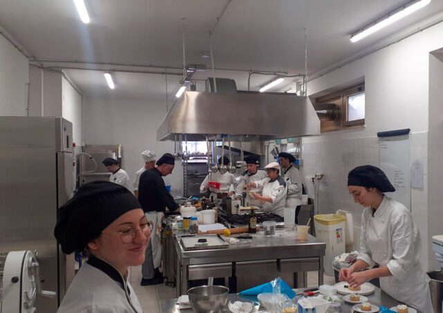 Alassio, venerdì 12 l’Istituto Giancardi Galilei Aicardi ospita “Metti un fiore in tavola” concorso Nazionale Cucina con i Fiori