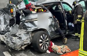 A10, Tir si ribalta e schiaccia Suv: due morti e 4 feriti