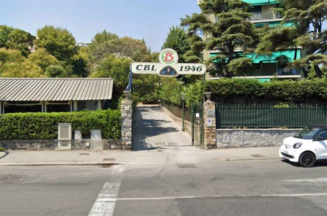 Estorce soldi al gestore di un circolo per poi giocare alle slot