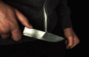 Sangue in Albaro, stalker ecuadoriano accoltellato da parenti vittima Cornigliano, minaccia la fidanzata con un coltello: denunciato