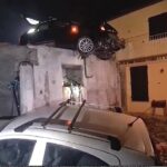 Langasco, va dritto in curva ed urta auto che finisce in un giardino sottostante
