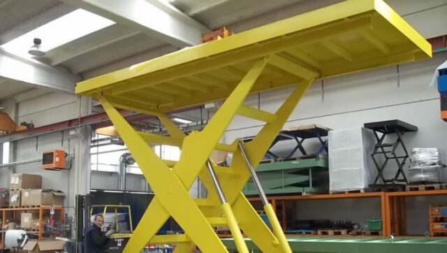 Montacarichi a pantografo: soluzioni verticali versatili