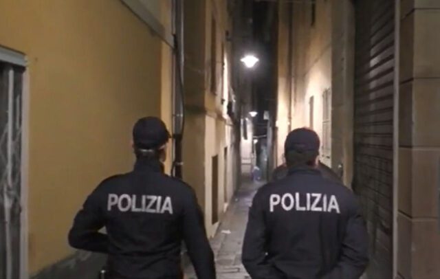 Marocchina evade dai domiciliari, trovata con coltello e la coca: arrestata Marocchina evade dai domiciliari, trovata con coltello e la coca: arrestata