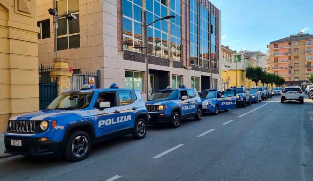 Chiavari, 35enne arrestato dopo aver minacciato i passanti con un bastone Chiavari, 35enne arrestato dopo aver minacciato i passanti con un bastone