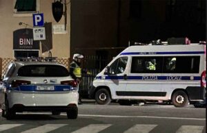 Tragedia a Genova in via Prà: pedone muore dopo essere caduto tentando di salire su un bus
