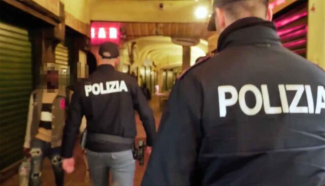 Donna trovata morta in casa nel centro storico di Genova Donna trovata morta in casa nel centro storico di Genova