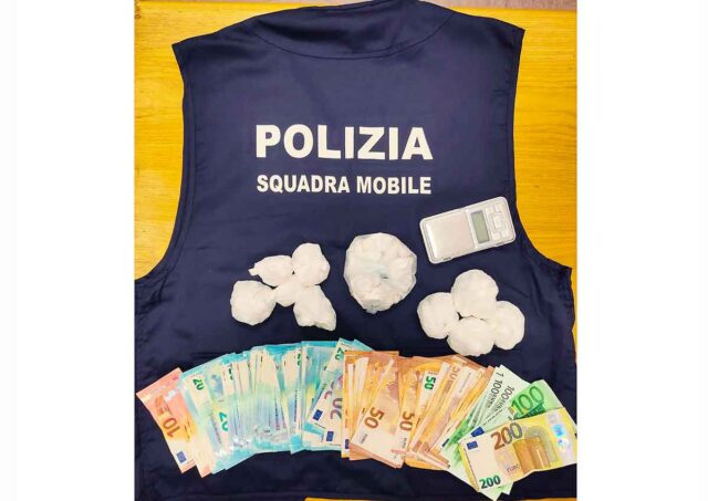 Sestri Ponente, il fiuto di Constantin non sbaglia, trovata coca in macelleria: 3 arresti