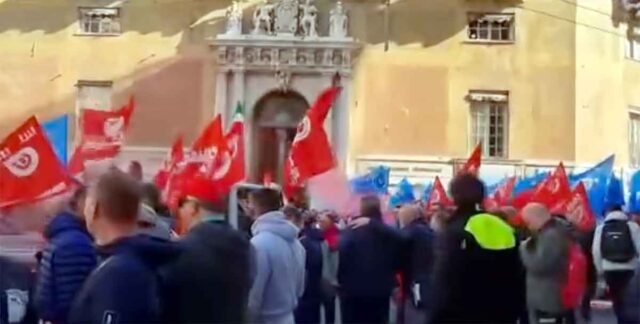 Sciopero Generale anche del trasporto: il corteo a Genova, i presidi in Liguria Sciopero Generale anche del trasporto: il corteo a Genova, i presidi in Liguria