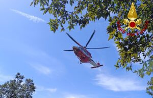 Monterosso: giovane cade sugli scogli e viene soccorso dai Vigili del Fuoco Casanova di Rovegno, si trancia una mano: soccorso con l’elicottero Drago