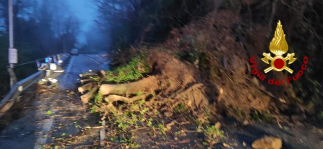 Sestri Ponente, frana tra via Monte Timone e salita Cassinelle: strada chiusa per sicurezza