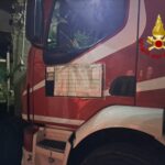 Incendio a Chiavari lungo l'Entella: baracca distrutta