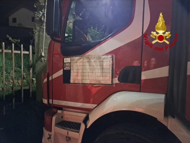 Incendio a Chiavari lungo l'Entella: baracca distrutta Incendio a Chiavari lungo l'Entella: baracca distrutta