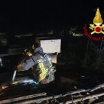 Cicagna, a fuoco tetto abitazione: giovane salva