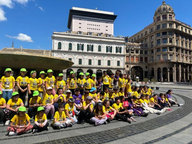 Ieri Piazza de Ferrari ha brillato di colori, frastuono e grida di esultanza di circa 350 bambini che l’hanno invasa