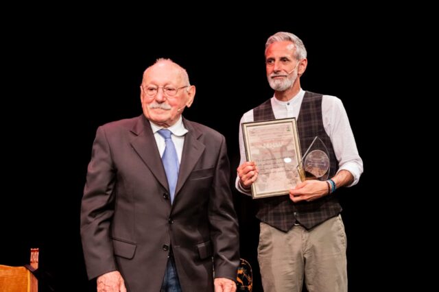 Pippo Santonastaso premiato al Sipario Strappato di Arenzano Pippo Santonastaso premiato al Sipario Strappato di Arenzano