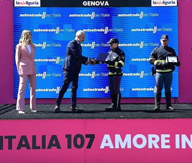 Eroi della Sicurezza al Giro d’Italia: due agenti premiati Eroi della Sicurezza al Giro d’Italia: due agenti premiati