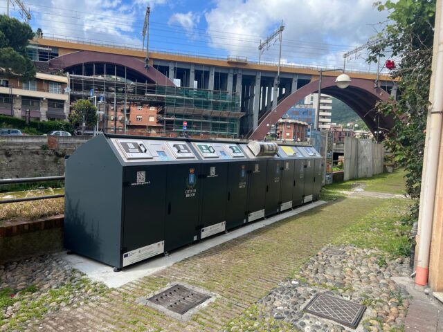 Recco, prosegue la sistemazione dei cassonetti intelligenti rifiuti Recco, prosegue la sistemazione dei cassonetti intelligenti rifiuti