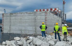 Vado, in navigazione primo cassone diga. Domani Salvini per la posa a Genova Un cassone della nuova diga di Genova