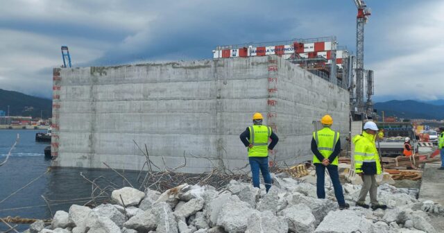 diga cassone Un cassone della nuova diga di Genova