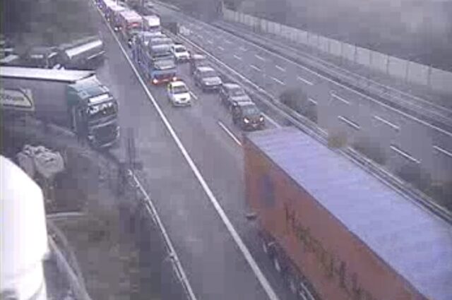 Mezzo pesante tampona auto sulla A10 Genova-Savona: fino a 10 km di coda Mezzo pesante tampona auto sulla A10 Genova-Savona: fino a 10 km di coda