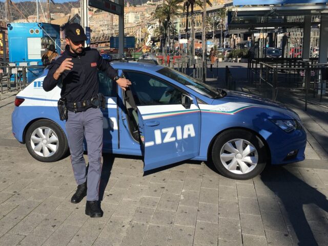 Rapine in centro a Genova: la polizia arresta 11 giovani stranieri Rapine in centro a Genova: la polizia arresta 11 giovani stranieri