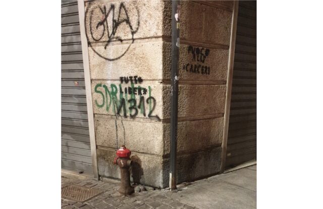 Manifestazione anarchica a Genova: scritte contro Bucci e Toti Manifestazione anarchica a Genova: scritte contro Bucci e Toti