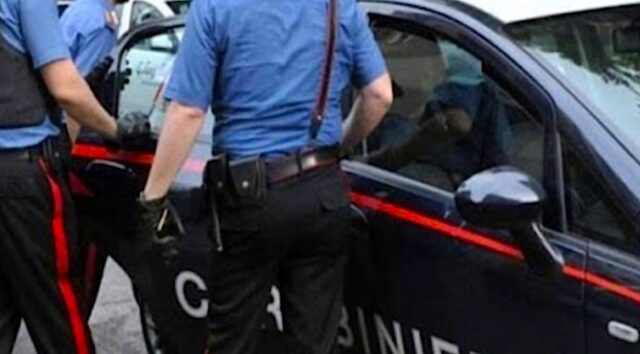 Genova, spacciatore tenta la fuga in via Prè: droga nascosta negli slip Genova, spacciatore tenta la fuga in via Prè: droga nascosta negli slip