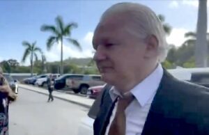 Julian Assange è un uomo libero: in volo per Canberra Julian Assange è un uomo libero: in volo per Canberra