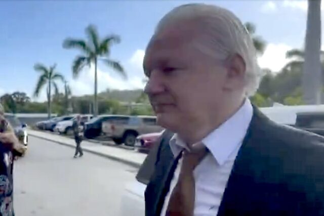 Julian Assange è un uomo libero: in volo per Canberra Julian Assange è un uomo libero: in volo per Canberra